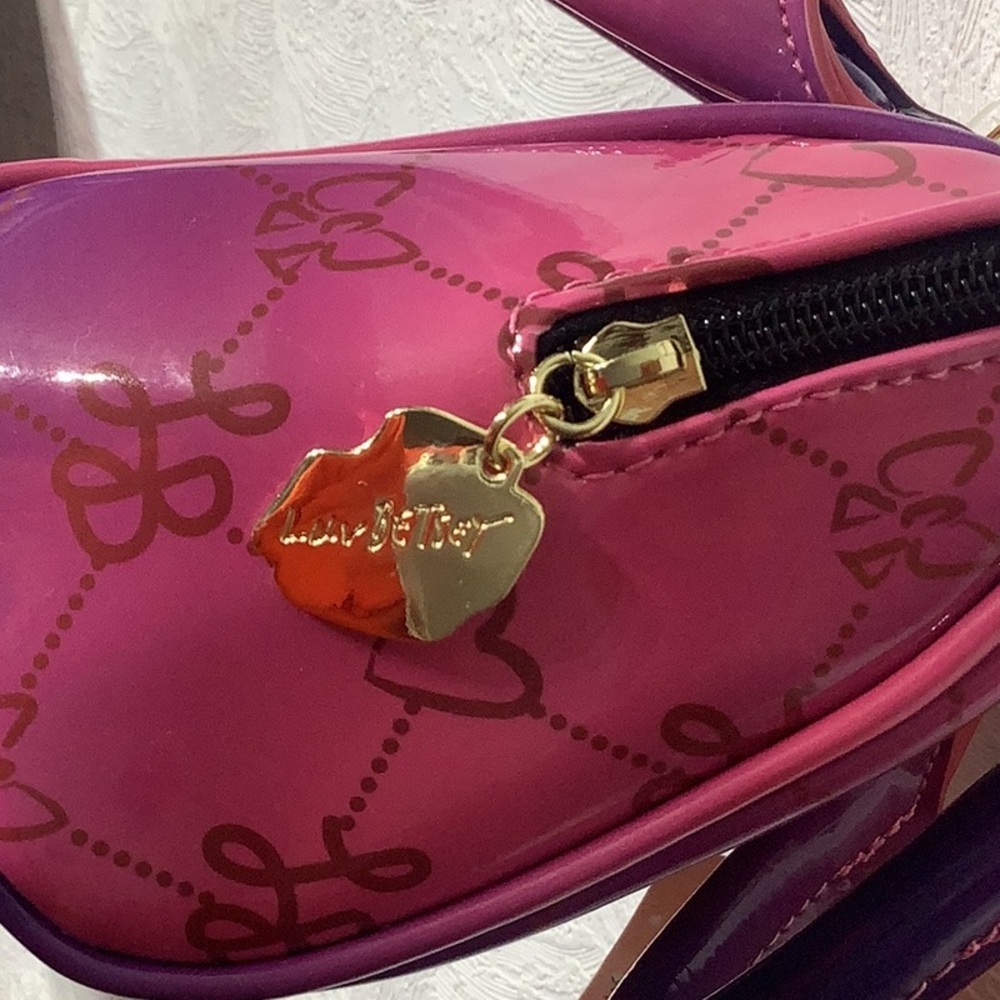 Betsey Johnson NEW - Mini barrel bag - ombre fuchsia - carry in hand or w/ strap - Picture 12 of 14